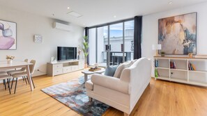 Smart TV - Comfortable Loft Living in Footscray (Footscray)