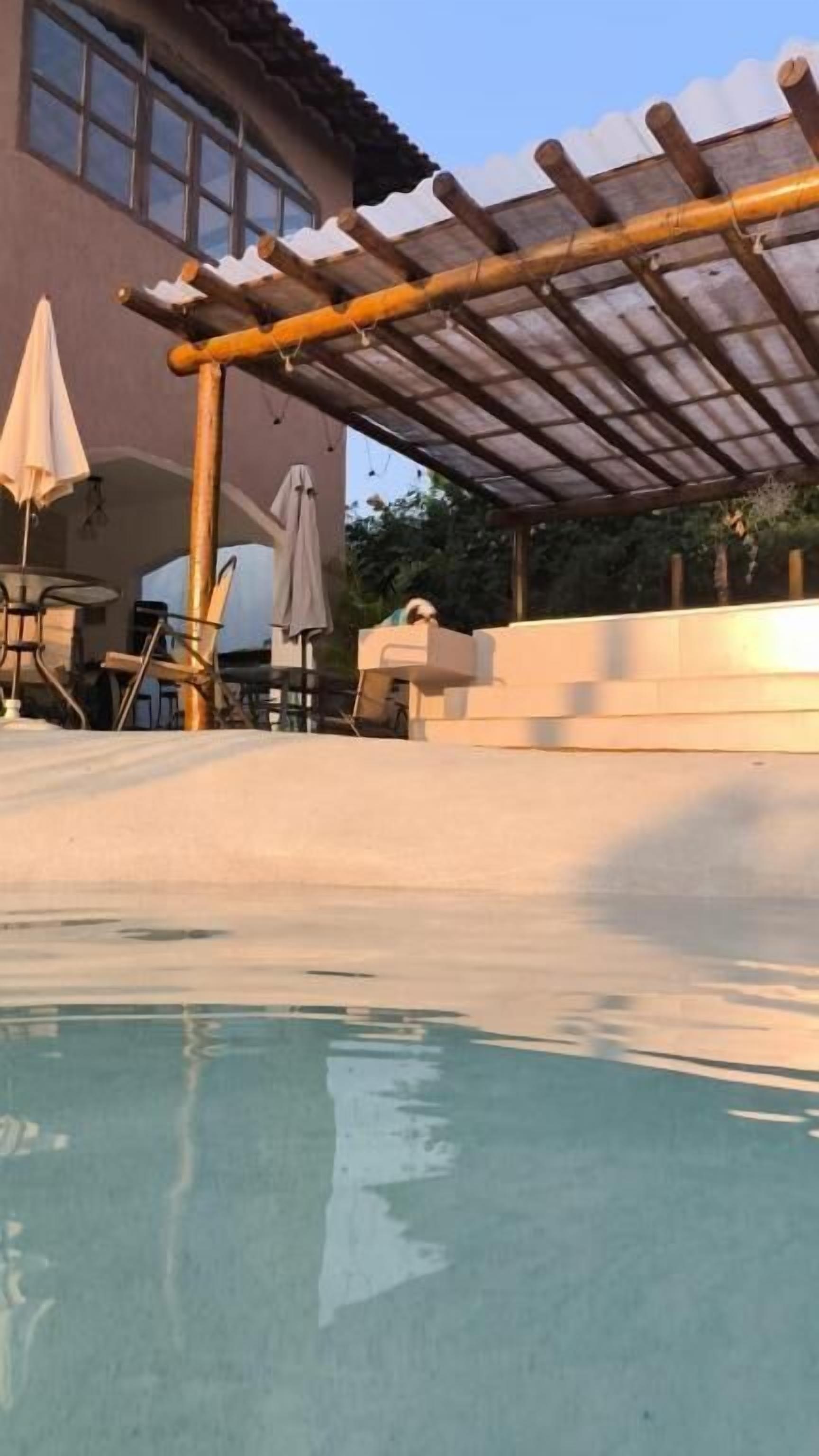 Casa, sacada, vista para o jardim | Área da propriedade