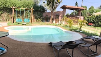 Casa, balcón, vistas al jardín | Piscina