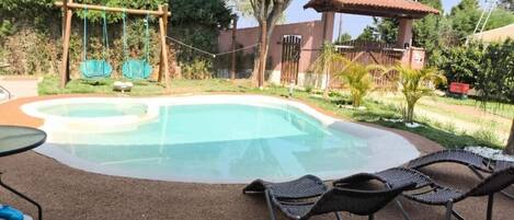 Huis, balkon, uitzicht op tuin | Zwembad