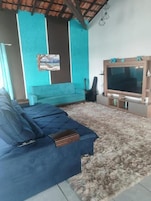 Casa, sacada, vista para o jardim | Área de estar | TV de tela plana
