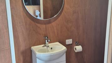 Hiustenkuivaaja, pyyhkeet, saippua, sampoo