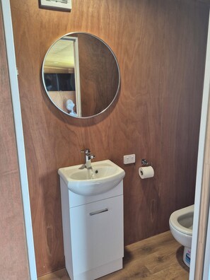 Haartrockner, Handtücher, Seife, Shampoo