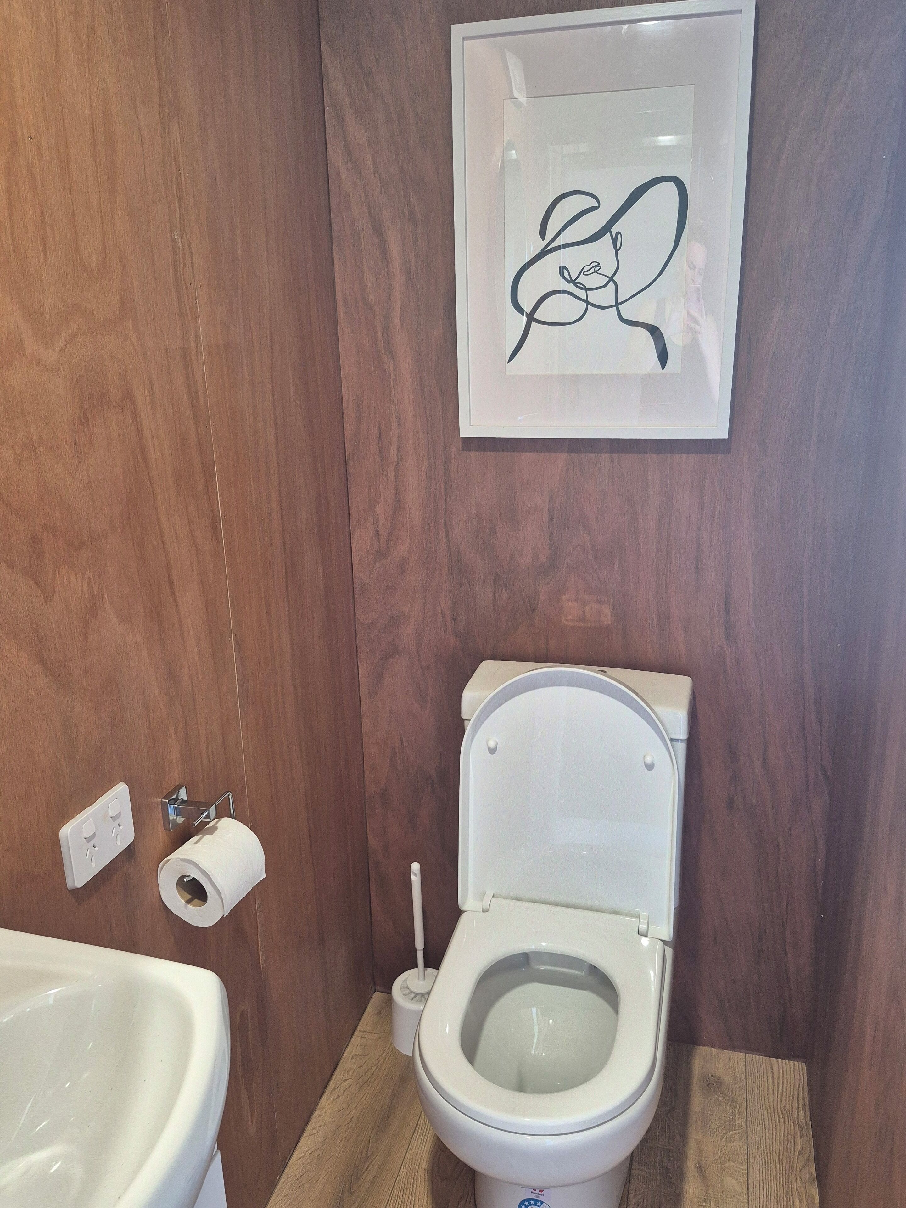 Sèche-cheveux, serviettes fournies, savon, shampoing