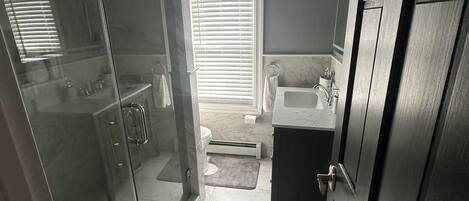 Secador de cabelo, toalhas de banho, sabonete, shampoo