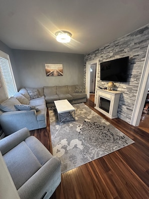 TV - Charming 4-bedroom house in lovely Scranton perfect for families (Scranton)