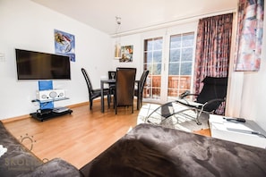 Iron/ironing board, Internet, bed sheets - Luxury  in Perfect Location, Wallis  1002 (Wallis)