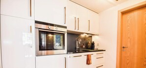 Microwave, oven, stovetop, dishwasher - Luxury  in Perfect Location, Wallis  1002 (Wallis)
