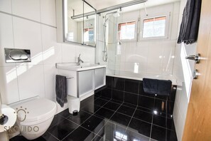Hair dryer, towels - Luxury  in Perfect Location, Wallis  1002 (Wallis)