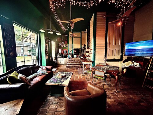 Downtown industrial chic studio, walking distance to everything