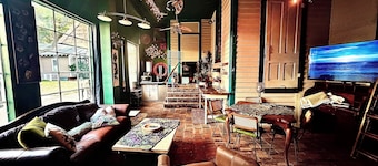 Downtown industrial chic studio, walking distance to everything