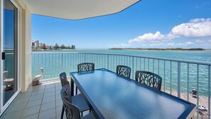 Outdoor dining - Tripcony Quays Stunning Waterfront Escape (Caloundra)