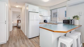 Coffee/tea maker, fridge, microwave, oven - Tripcony Quays Stunning Waterfront Escape (Caloundra)
