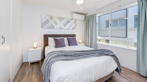 3 bedrooms, iron/ironing board, WiFi, bed sheets - Tripcony Quays Stunning Waterfront Escape (Caloundra)