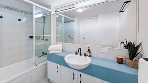 Shower, towels - Tripcony Quays Stunning Waterfront Escape (Caloundra)