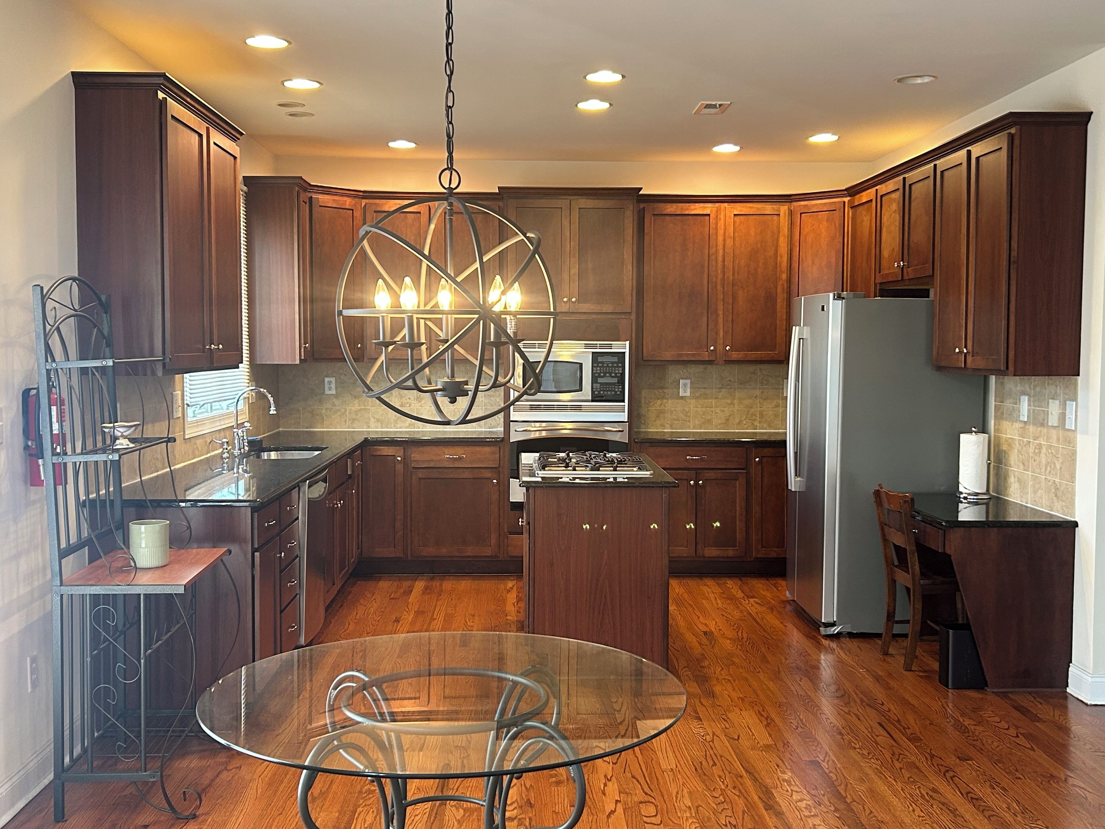 Kylskåp, mikrovågsugn, ugn och spishäll