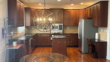 Kylskåp, mikrovågsugn, ugn och spishäll