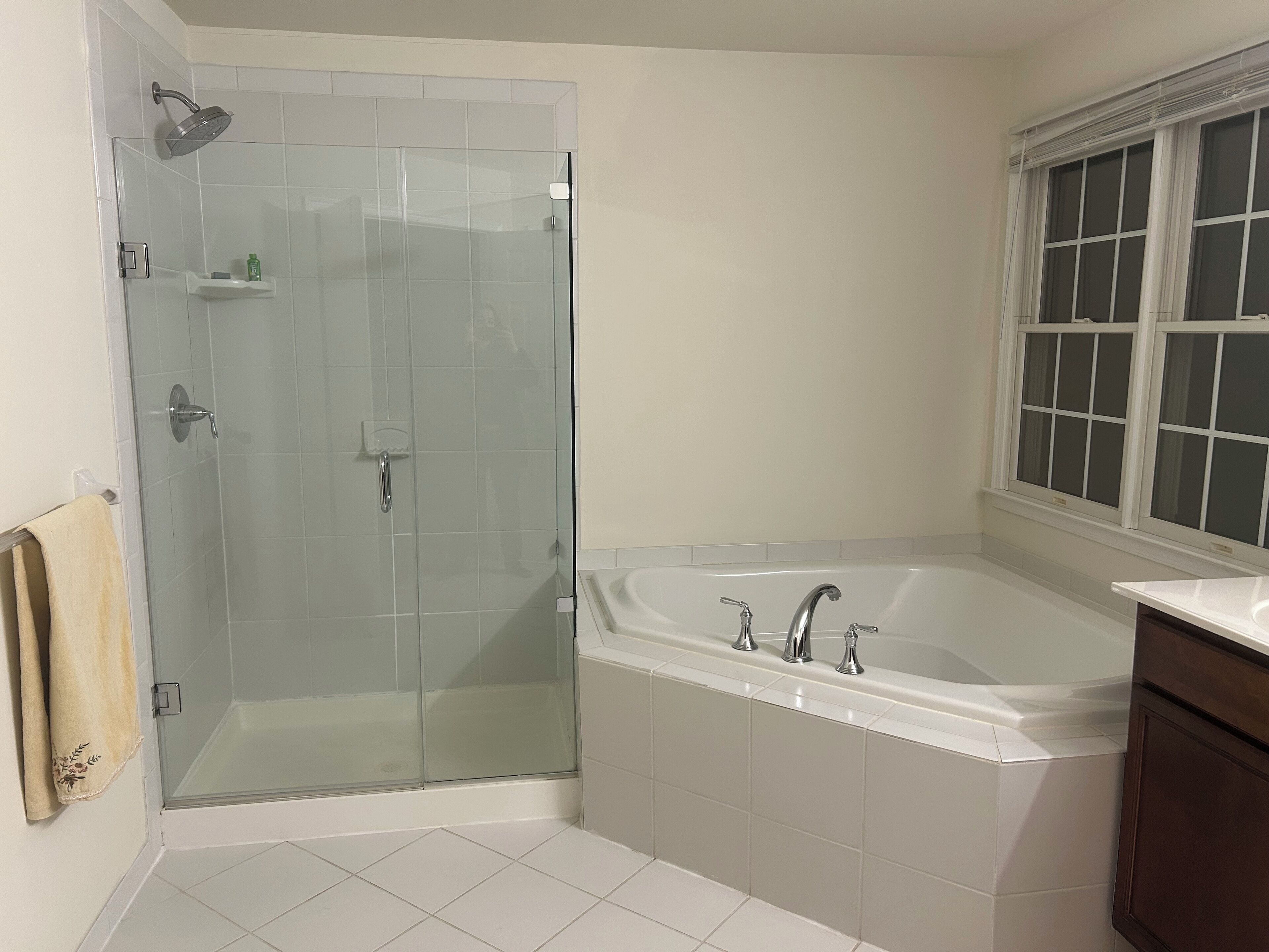 Suihku, hiustenkuivaaja, pyyhkeet, saippua