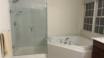 Suihku, hiustenkuivaaja, pyyhkeet, saippua