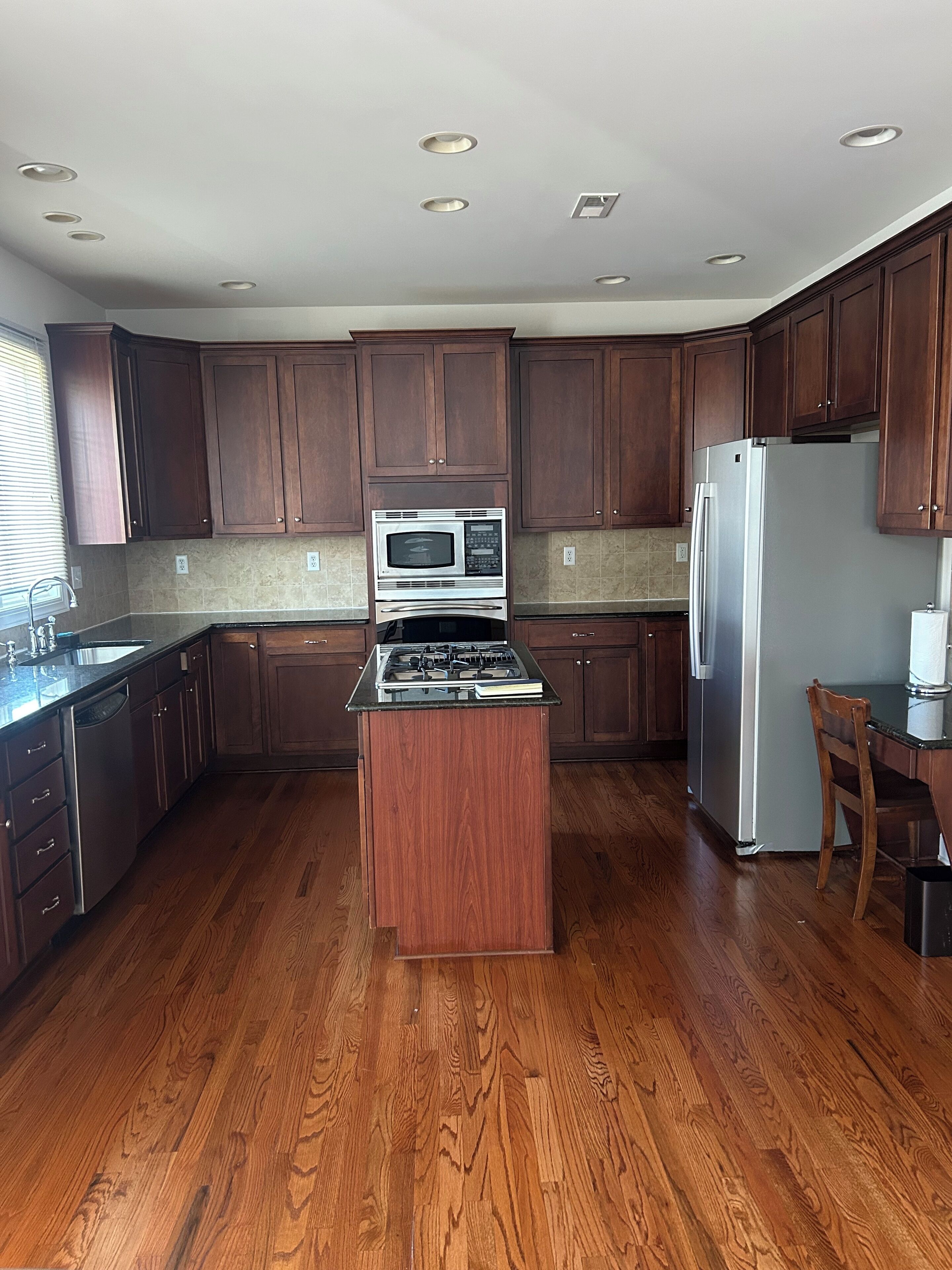 Kylskåp, mikrovågsugn, ugn och spishäll