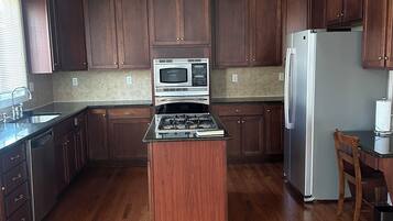 Kylskåp, mikrovågsugn, ugn och spishäll