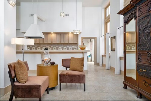 Heart of Route 66. Stunning Apartment on Old City Hall's 2nd Floor