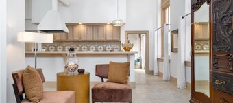 Heart of Route 66. Stunning Apartment on Old City Hall's 2nd Floor