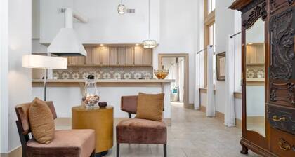 Heart of Route 66. Stunning Apartment on Old City Hall's 2nd Floor