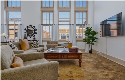 Heart of Route 66. Stunning Apartment on Old City Hall's 2nd Floor