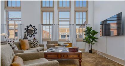 Heart of Route 66. Stunning Apartment on Old City Hall's 2nd Floor