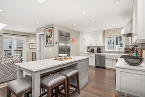 Fridge, microwave, oven, stovetop - Dolomite 10 | 5-Bedroom Townhome | 3 Levels | Walk to Town & Mountain Access (Aspen)