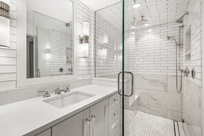 Shower, hair dryer, towels - Dolomite 10 | 5-Bedroom Townhome | 3 Levels | Walk to Town & Mountain Access (Aspen)