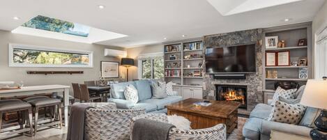 Télévision, cheminée