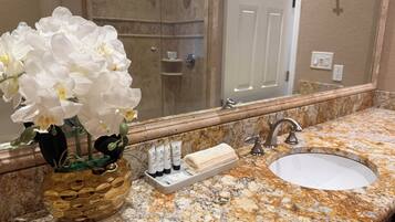 Dusche, Haartrockner, Handtücher, Seife