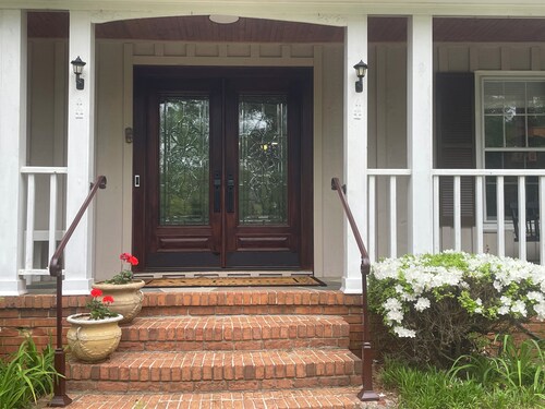 Pleasant 1-bedroom apartment with AC in vibrant high end neighborhood.