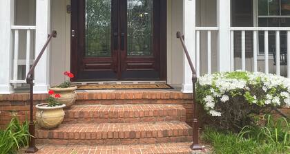 Pleasant 1-bedroom apartment with AC in vibrant high end neighborhood.