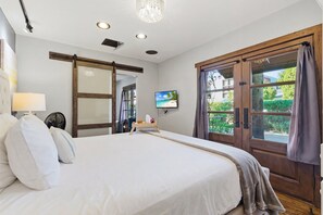 Työpöytä, silitysrauta/-lauta, vauvan matkasänky, ilmainen Wi-Fi