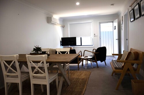THE QUARTERS #2 Centrally located modern 2 bed unit featuring stylish decor