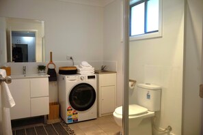 Shower, hair dryer, towels, soap - THE QUARTERS #2 Centrally located modern 2 bed unit featuring stylish decor (East Tamworth)