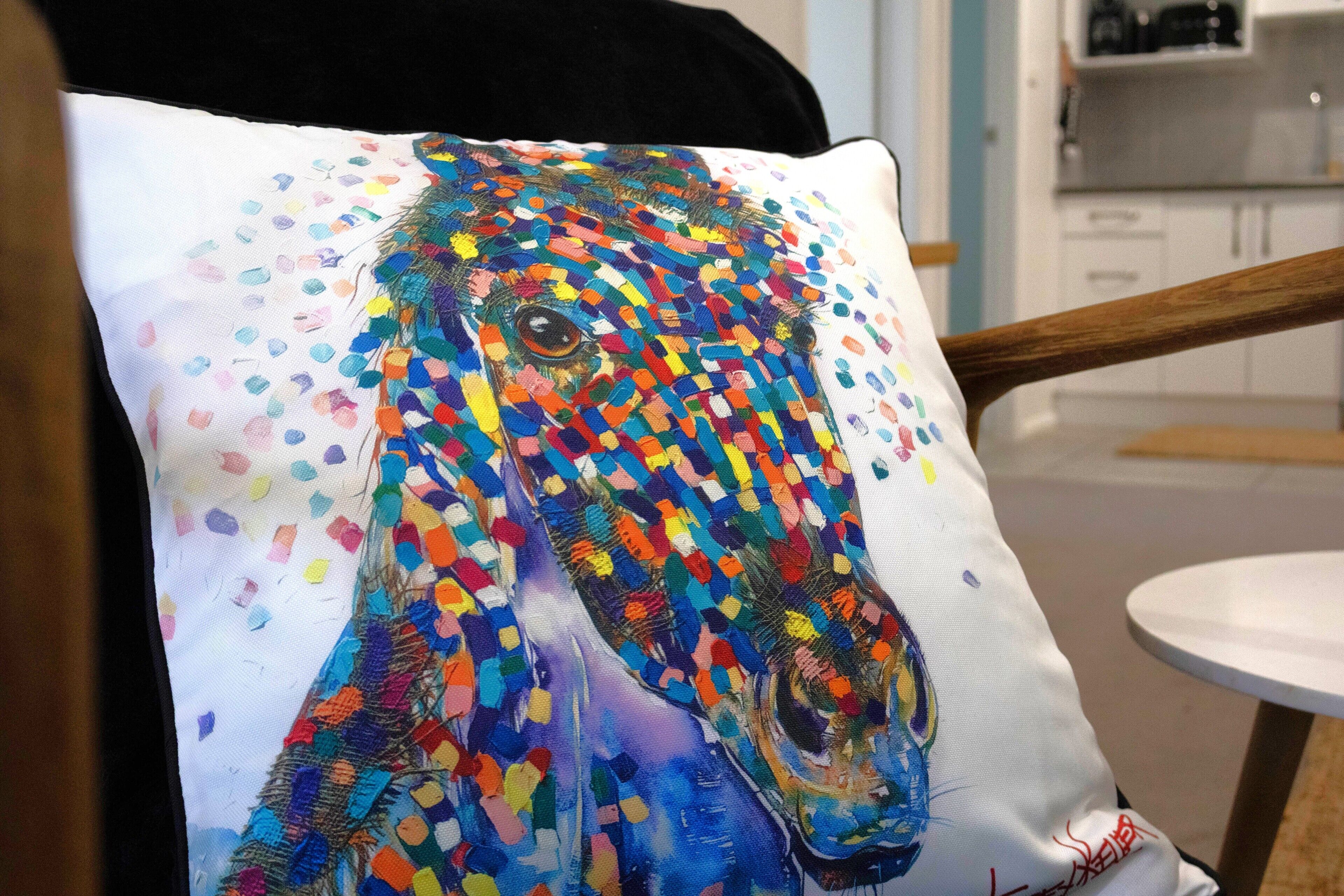 Un coussin orné d’un motif en mosaïque aux couleurs vives.