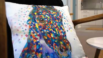 Un coussin orné d’un motif en mosaïque aux couleurs vives.