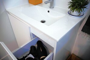 Shower, hair dryer, towels, soap - THE QUARTERS #2 Centrally located modern 2 bed unit featuring stylish decor (East Tamworth)