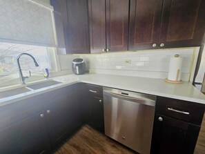 Private kitchen - Home in Oak Ridge with private backyard (Oak Ridge)