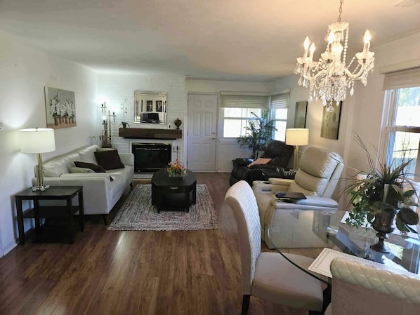 Living area - Home in Oak Ridge with private backyard (Oak Ridge)