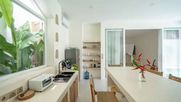 Villa, 3 slaapkamers, privƩzwembad | PrivƩkeuken | Een koffiezetapparaat/waterkoker, een waterkoker, een broodrooster