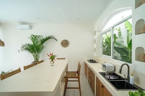Vila, 3 quartos, piscina particular | Cozinha privada | Cafeteira/chaleira, chaleira elétrica
