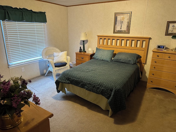 Iron/ironing board, Internet, bed sheets - Pleasant 2-bedroom condo with AC in charming Prestonsburg. (Prestonsburg)