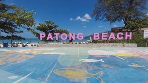 Una playa con el texto "PATONG BEACH" al frente.