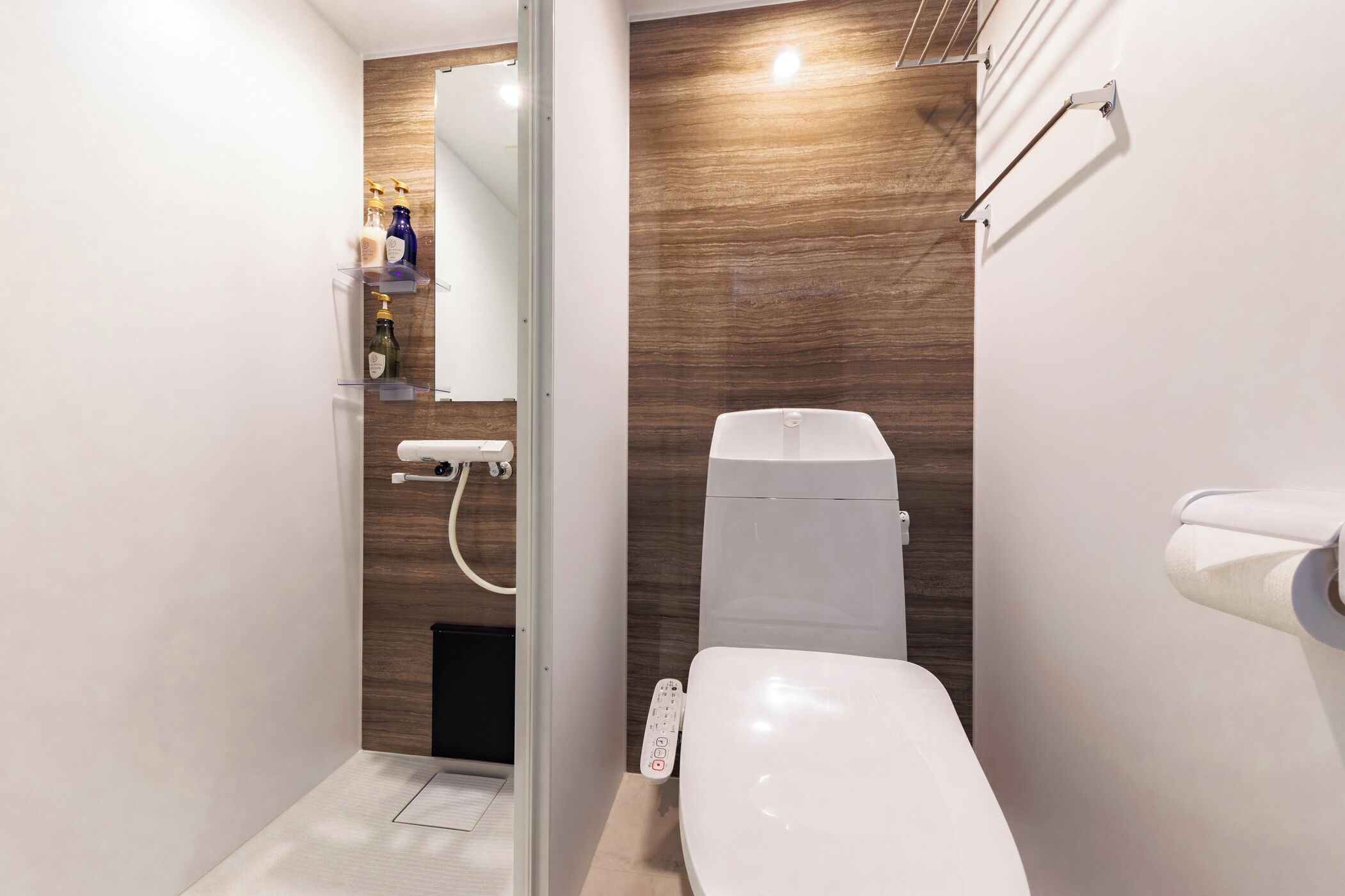 Chuveiro, produtos de toalete grátis, secador de cabelo 