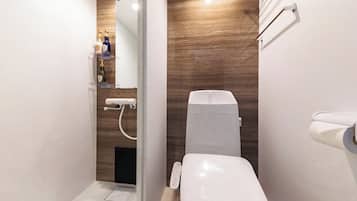 Dusj, toalettartikler (inkludert), hårføner og håndklær